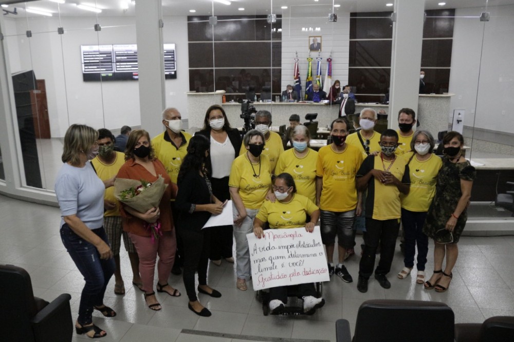 Marildes homenageia professora que trabalhou na alfabetização de alunos em Braille em Rondonópolis