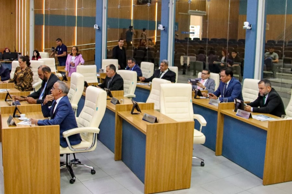 Câmara aprova licença de dois vereadores e convoca suplentes