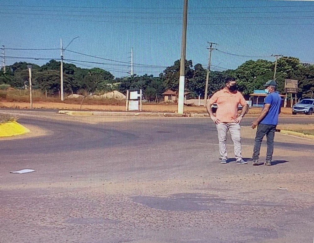 Vereador Paulo Schuh junto com a equipe da SETRAT, esteve na rotatória da Avenida Dos Estudantes analisando possíveis soluções, na forma de sinalização de trânsito