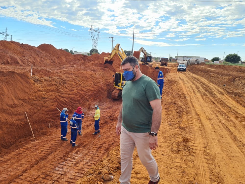 O Vereador Paulo Schuh esteve hoje de manhã fiscalizando as obras da Avenida W11 no Parque Sagrada Família