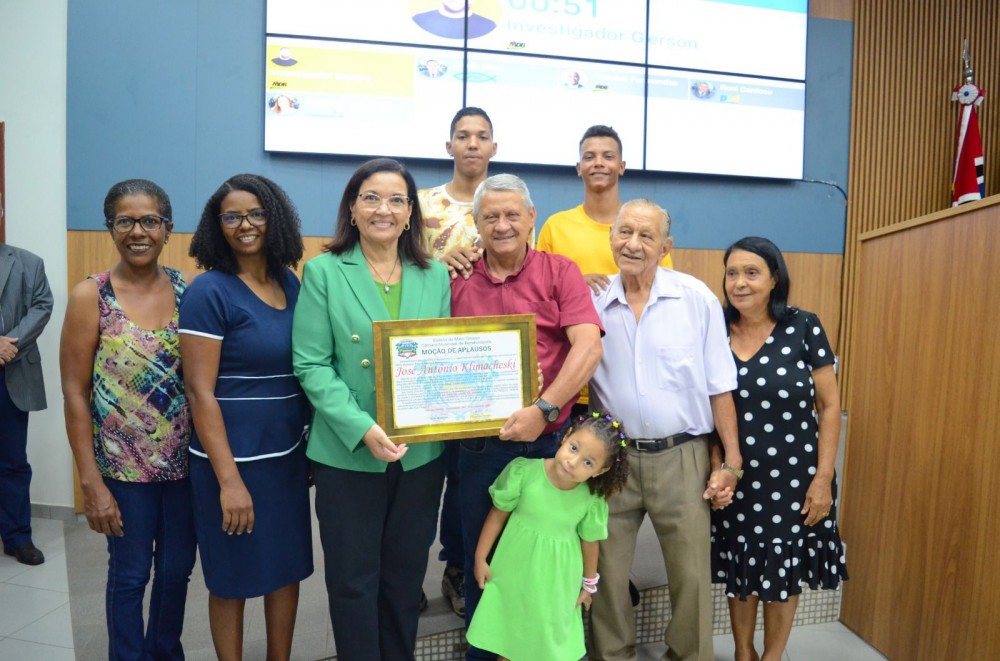 Vereadora Marildes Ferreira Homenageia Servidores do Sanear em Sessão da Câmara