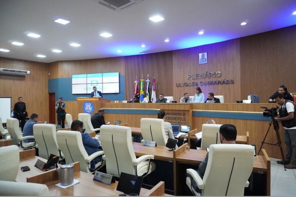 Câmara aprova projetos que garantem ganho real e valorização para profissionais da Educação